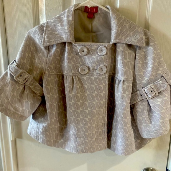 ELLE cute Button Top Crop Jacket. Size Small. Has cute belt sleeve detail. - Picture 3 of 6